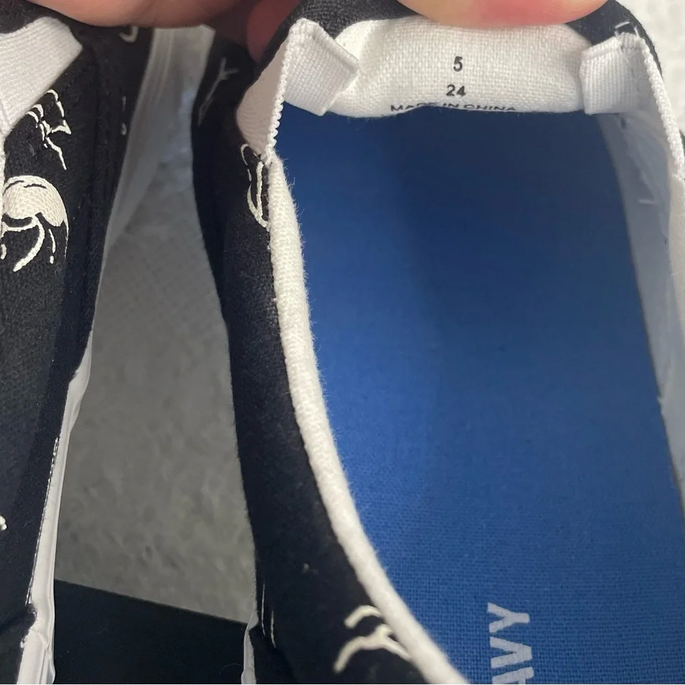 Old Navy Black and White Slip-On Shoes~ Size 5~‎ Summertime